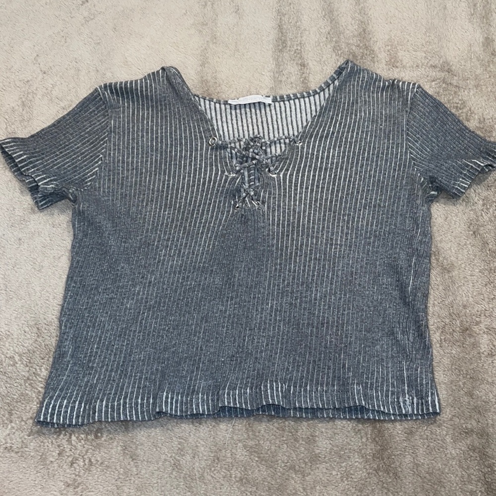 Grey cropped shirt